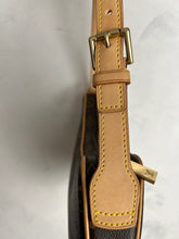 Load image into Gallery viewer, Louis Vuitton Croissant PM Shoulder bag